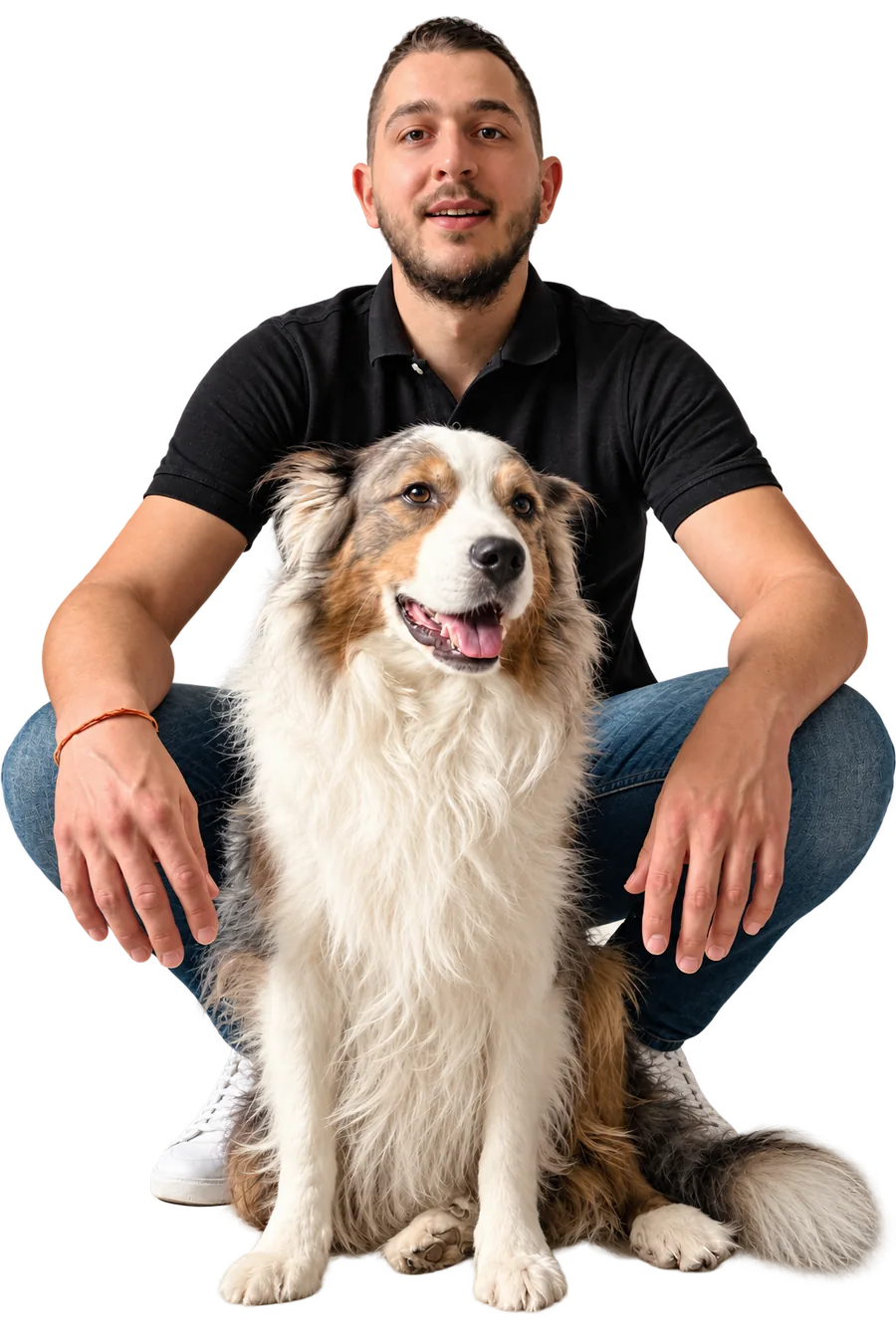 Pierre, comportementaliste canin, accroupi aux côtés de Pepsi, son berger australien